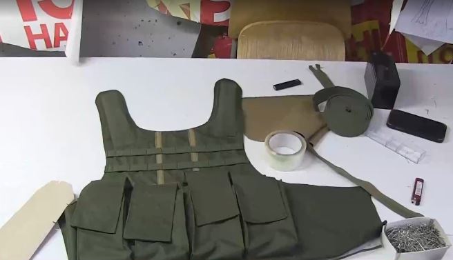 Πόλεμος στην Ουκρανία: Κατάστημα νυφικών στη Λβιβ ράβει πλέον γιλέκα για στρατιώτες