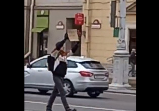 Πόλεμος στην Ουκρανία: Με πλακάτ κατά της Ρωσίας κάτοικος της Λευκορωσίας