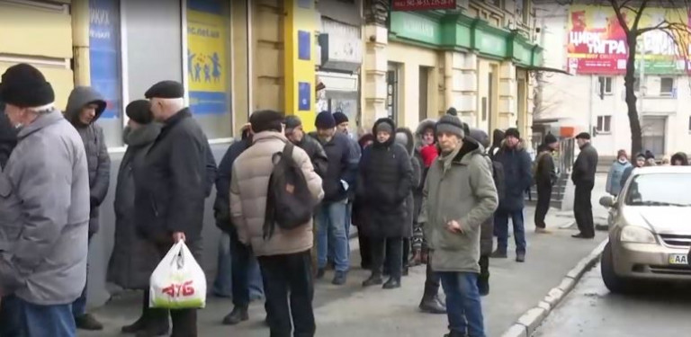 Ουκρανία: Ουρές έξω από κλειστά φαρμακεία – Ψάχνουν χάπια ιωδίου υπό το φόβο διαρροής ραδιενέργειας στη Ζαπορίζια