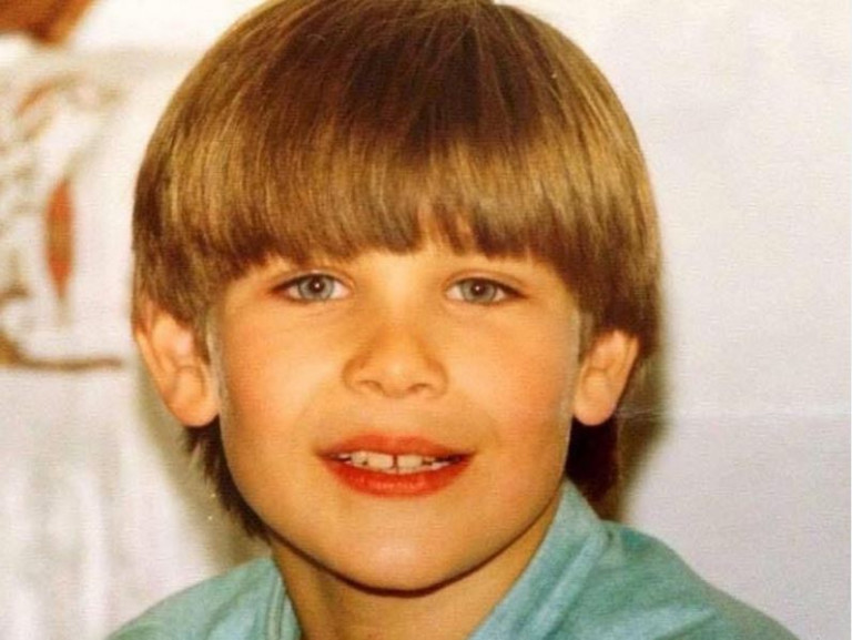 Αναγνωρίζετε το πανέμορφο αγοράκι της φωτογραφίας; Γεμίζει τις πίστες της Αθήνας