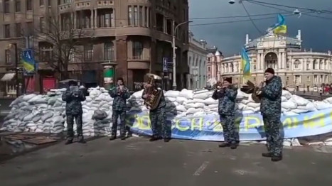 Πόλεμος στην Ουκρανία: Στρατιωτική μπάντα παίζει το «Don’t Worry, Be Happy» μπροστά σε οδόφραγμα στην Οδησσό