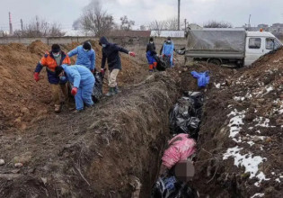 Πόλεμος στην Ουκρανία: Φωτογραφία σοκ από ομαδικό τάφο στην Μαριούπολη