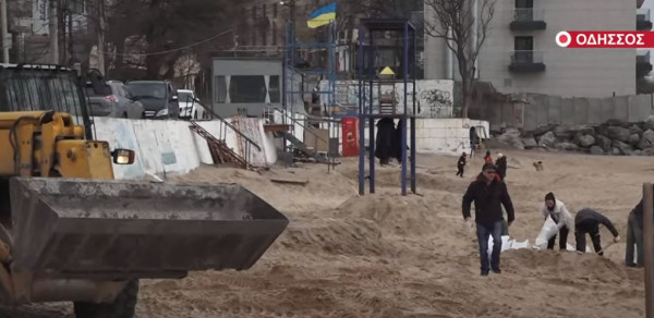 Πόλεμος στην Ουκρανία: Κάτοικοι οχυρώνουν την πόλη τους περιμένοντας το χτύπημα της Ρωσίας