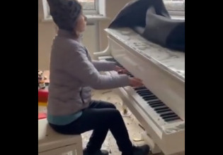 Ουκρανία: Πιανίστρια αποχαιρετά το βομβαρδισμένο σπίτι της παίζοντας Σοπέν