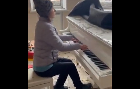 Ουκρανία: Πιανίστρια αποχαιρετά το βομβαρδισμένο σπίτι της παίζοντας Σοπέν