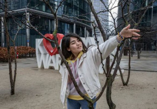 Από τις σφαίρες των Ταλιμπάν στις βόμβες των Ρώσων: Η Αφγανή πρόσφυγας που έφυγε από δύο χώρες μέσα σε 6 μήνες