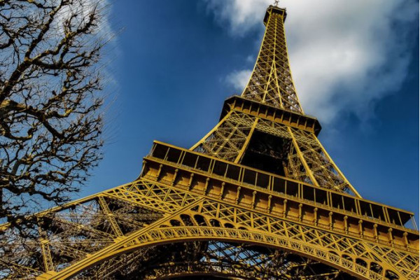 Πώς «ψήλωσε» κατά έξι μέτρα ο Πύργος του Άιφελ