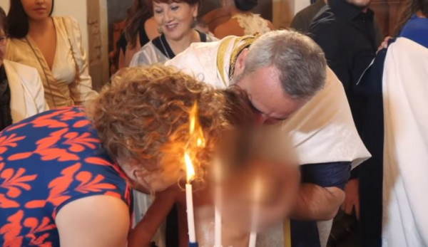 Κρήτη: Απρόοπτο σε βάφτιση – Η στιγμή που πήραν φωτιά τα… μαλλιά της νονάς