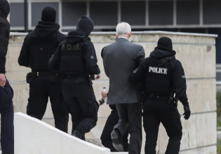 Δίκη Φιλιππίδη: Τη γάτα με το ποντίκι έπαιζαν οι αστυνομικοί για να μην δουν τον ηθοποιό οι δημοσιογράφοι