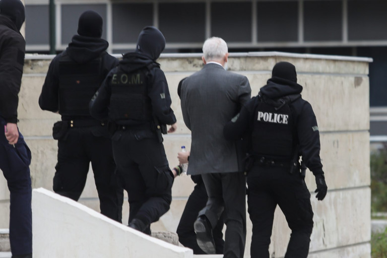 Δίκη Φιλιππίδη: Τη γάτα με το ποντίκι έπαιζαν οι αστυνομικοί για να μην δουν τον ηθοποιό οι δημοσιογράφοι