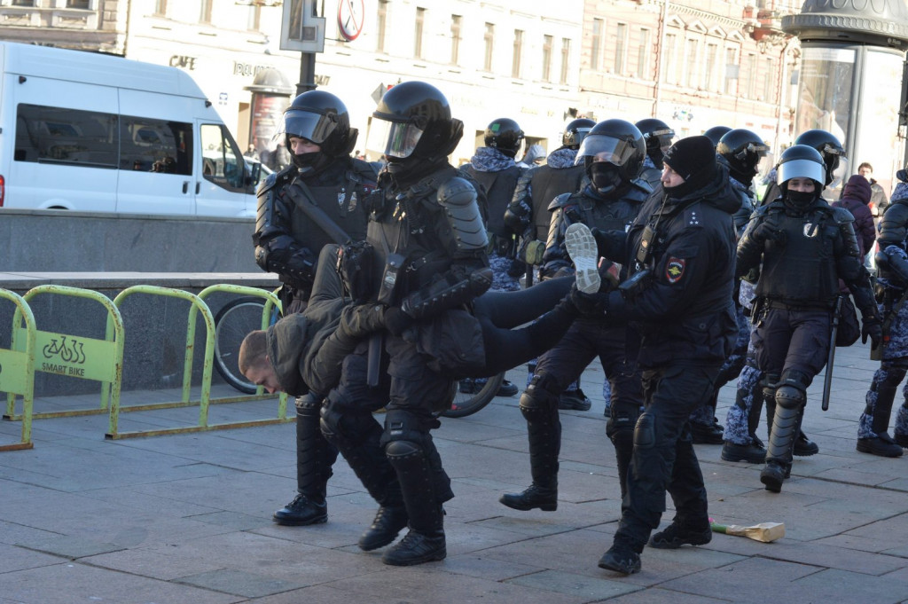 Ρωσία: Πάνω από 5.000 άτομα συνελήφθησαν σε διαδηλώσεις κατά της εισβολής στην Ουκρανία
