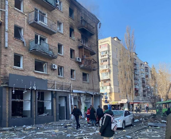 Πόλεμος στην Ουκρανία: Το LIVE NEWS στη βομβαρδισμένη πολυκατοικία του Κιέβου