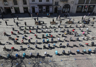 Πόλεμος στην Ουκρανία: Στο Λβιβ, άδεια παιδικά καρότσια αποτελούν σύμβολο των παιδιών που σκοτώθηκαν στον πόλεμο