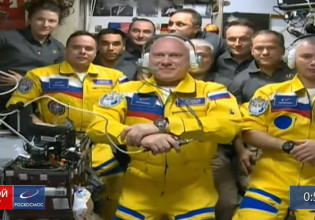 Ουκρανία: Ρώσοι κοσμοναύτες έφτασαν στον ISS ντυμένοι με τα χρώματα της ουκρανικής σημαίας