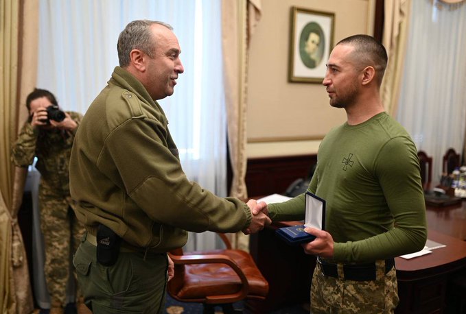 Φιδονήσι: Βραβεύτηκε ο Ουκρανός στρατιώτης που είχε πει «άντε γ@@@» στους Ρώσους