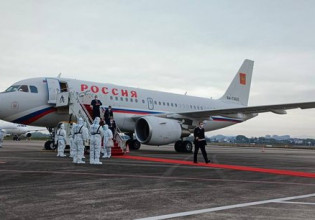 Λαβρόφ: Στην Κίνα για τη σύνοδο για το Αφγανιστάν – Τον υποδέχτηκαν με προστατευτικές στολές λόγω κοροναϊού