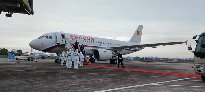 Λαβρόφ: Στην Κίνα για τη σύνοδο για το Αφγανιστάν – Τον υποδέχτηκαν με προστατευτικές στολές λόγω κοροναϊού