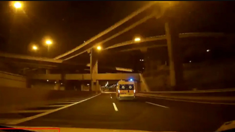 Αστυνομικοί βοηθούν γυναίκα να γεννήσει τα δίδυμά της