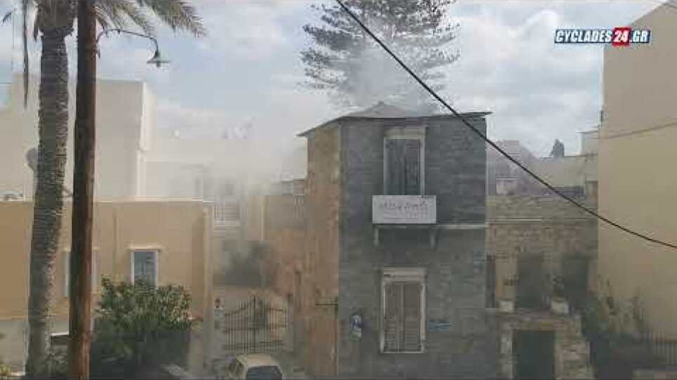 Φωτιά στη Σύρο: Στις φλόγες παλιά νεοκλασική κατοικία της Ερμούπολης