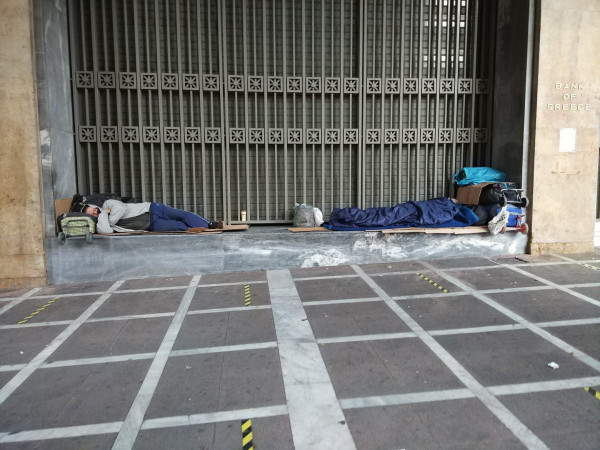 Οι άγρυπνες νύχτες των αστέγων της Αθήνας