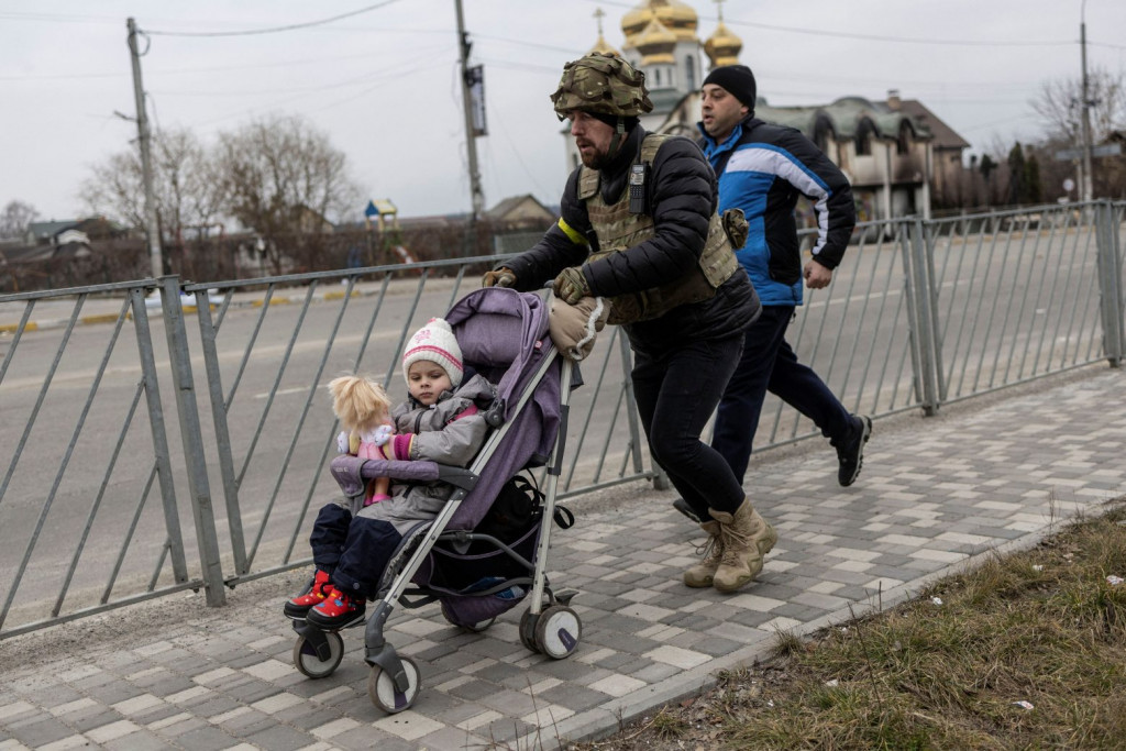 Ουκρανία: 2.000 πρόσφυγες διέφυγαν από το Ιρπίν – Ανάμεσά τους 200 παιδιά