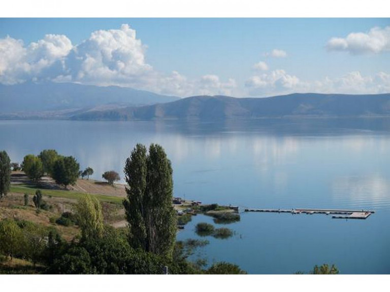 Μολύνουν με κενά φιαλίδια φυτοφαρμάκων τη λίμνη