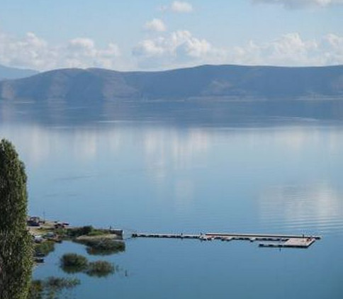 Μολύνουν με κενά φιαλίδια φυτοφαρμάκων τη λίμνη