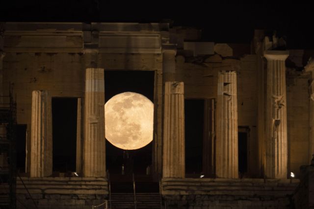Πανσέληνος: Σήμερα η κορύφωση του φαινομένου – Γιατί την αποκαλούν Φεγγάρι του Σκουληκιού