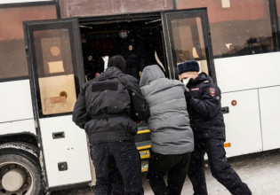 Πόλεμος στην Ουκρανία: Χειροπέδες σε ιερέα στη Ρωσία – Τι είπε από τον άμβωνα