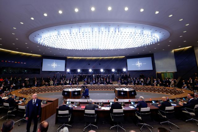 Ζελένσκι σε ΝΑΤΟ: Χρειαζόμαστε στρατιωτική στρατιωτική βοήθεια - Η Ρωσία χρησιμοποιεί βόμβες φωσφόρου
