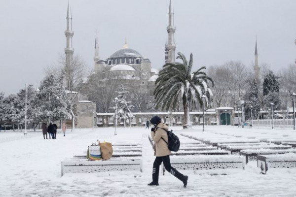 Τουρκία: Σφοδρή χιονόπτωση «πάγωσε» την Κωνσταντινούπολη