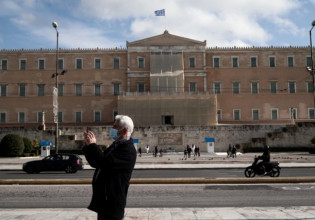 Βασιλακόπουλος: Η 4η δόση  θα γίνει σε όλους  – Πόσο πιθανό είναι να νοσήσουν με κοροναϊό οι εμβολιασμένοι