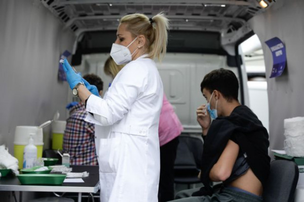 Κοροναϊός: Δεν τελείωσε η πανδημία λέει η Γκάγκα – Δραματική αύξηση εισαγωγών