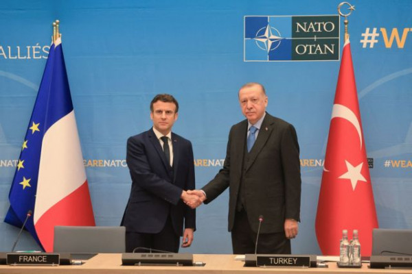 Σύνοδος Κορυφής ΝΑΤΟ: Σε «θερμό» κλίμα τα είπαν Μακρόν- Ερντογάν