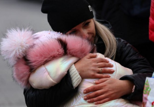 Πόλεμος στην Ουκρανία: Το πρόγραμμα στήριξης για τα εκατομμύρια των προσφύγων παρουσίασε η Κομισόν