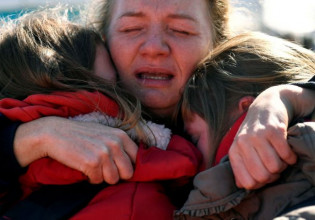 Ουκρανία: Ρωσικές επιθέσεις κάνουν «στάχτη» Μαριούπολη και Χάρκοβο – Απεγνωσμένοι οι άμαχοι