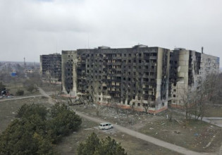 Πόλεμος στην Ουκρανία: Κανένας νεκρός στο θέατρο της Μαριούπολης που βομβαρδίστηκε