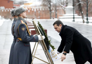 Το μπλε φουλάρι, το βάδισμα της χήνας και οι δραχμές στη Μόσχα