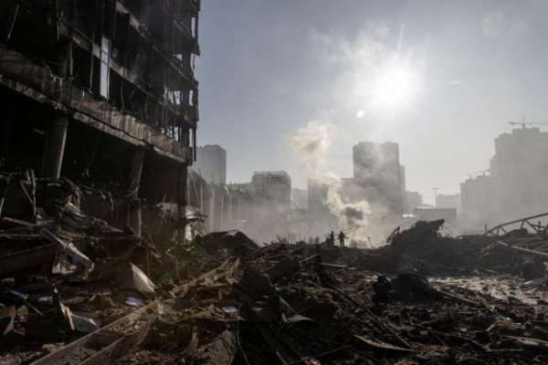 Πόλεμος στην Ουκρανία: Το Κίεβο οχυρώνεται και περιμένει – Mαίνονται οι βομβαρδισμοί στα προάστια