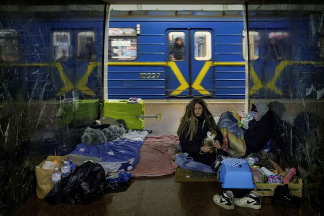 Πόλεμος στην Ουκρανία: Σπίτι για πάνω από 15.000 ανθρώπους το μετρό του Κιέβου