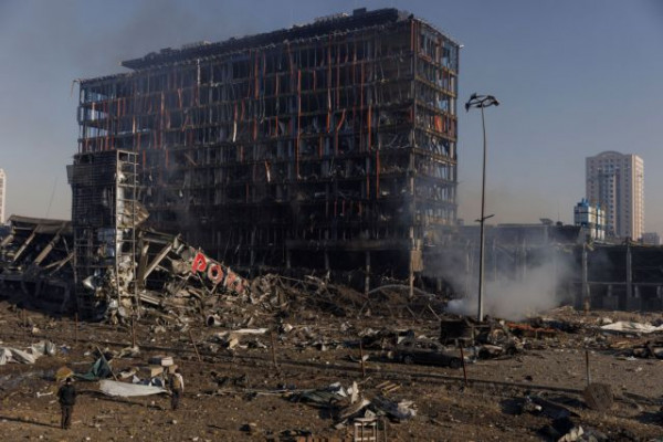 Πόλεμος στην Ουκρανία: Οκτώ νεκροί στο εμπορικό κέντρο του Κιέβου – «Εκρυβε πυρομαχικά είπαν οι Ρώσοι»