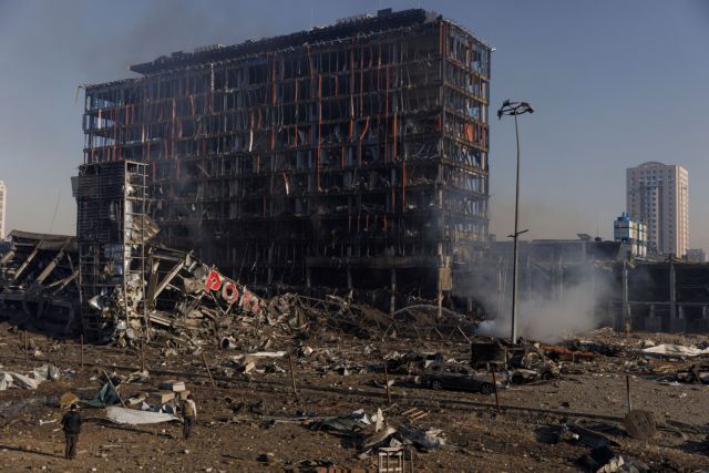 Πόλεμος στην Ουκρανία: Οκτώ νεκροί στο εμπορικό κέντρο του Κιέβου - «Εκρυβε πυρομαχικά είπαν οι Ρώσοι»