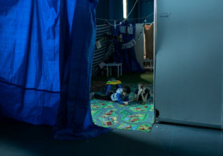 Πόλεμος στην Ουκρανία: Τι λένε πρόσφυγες που ζουν πλέον σε ασφαλή καταλύματα στον Πειραιά