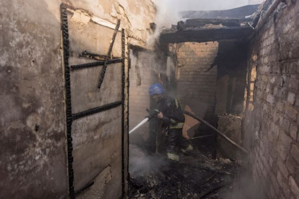 Ουκρανία: Τουλάχιστον τέσσερις τραυματίες από ρωσικό βομβαρδισμό συνοικίας του Κιέβου