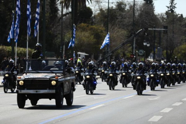 25η Μαρτίου: Συγκίνηση και περηφάνεια στη μεγαλειώδη στρατιωτική παρέλαση στο Σύνταγμα [Εικόνες και Βίντεο] - Ειδήσεις - νέα - Το Βήμα Online
