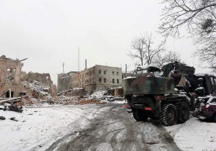 Ουκρανία: Η Ρωσία αλλάζει στρατηγική – Προχωράει σε πολιορκία των πόλεων «κλειδιά» και καταστρέφει υποδομές