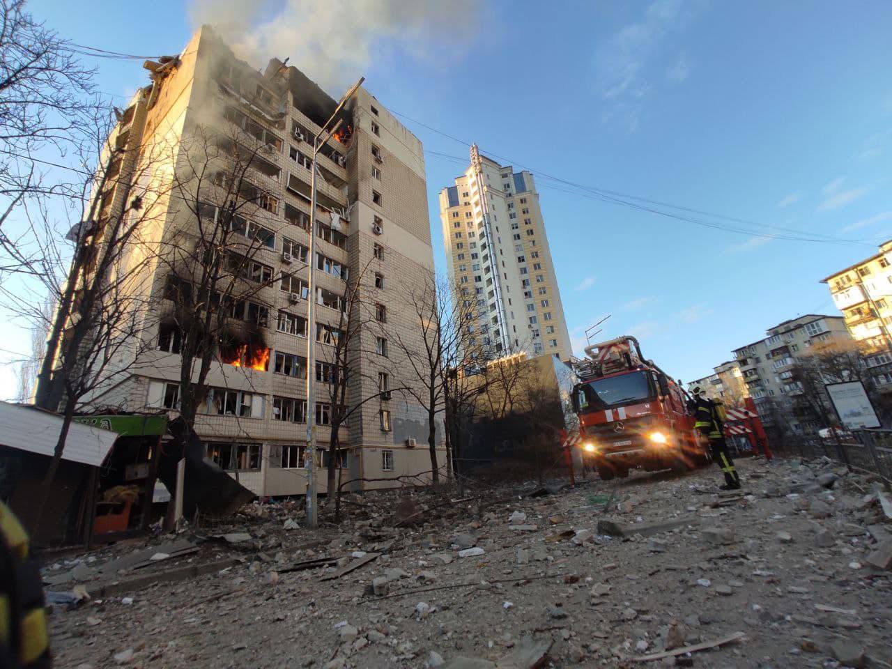 Ουκρανία: Νέος βομβαρδισμός πολυκατοικίας στο Κίεβο - Υπάρχουν τραυματίες, έρευνες για εγκλωβισμένους