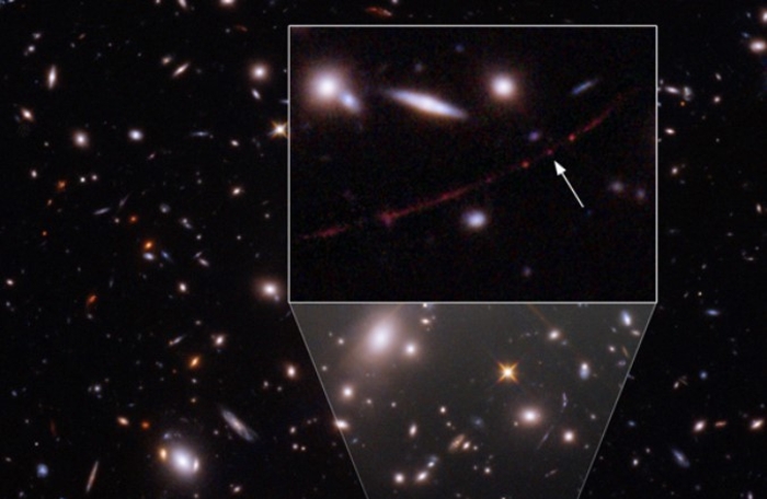 Ρεκόρ απόστασης: Άστρο από τις απαρχές του Σύμπαντος έγινε ορατό χάρη σε οπτικό τρικ