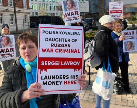 Βρετανία: Χαμός έξω από το σπίτι της κόρης του Λαβρόφ - «Ο πατέρας σου είναι δολοφόνος»