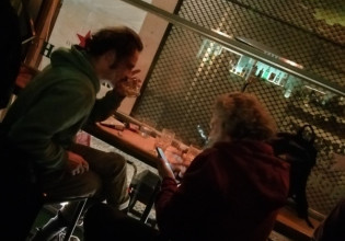 Σκοτεινή Θάλασσα: Νυχτοπερπατήματα «πατέρα» και «γιού»….